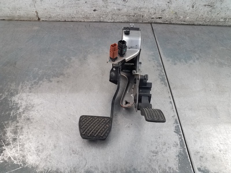 2015 Nissan Juke Nismo RS Accelerator / Brake Pedal Assembly #0317 J2
