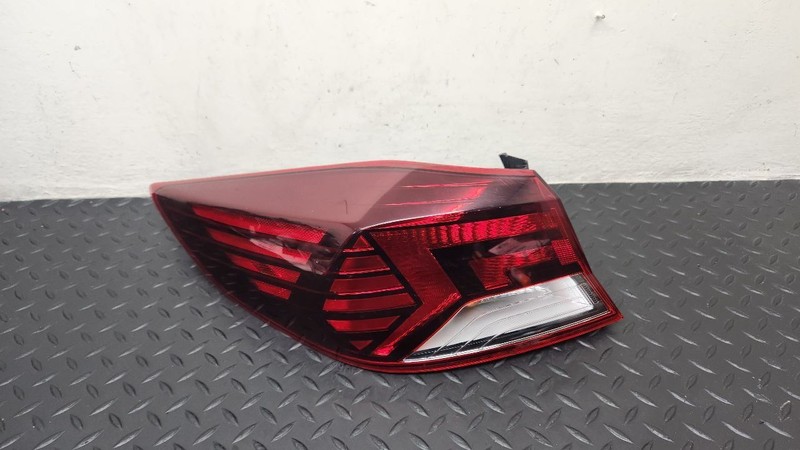 17-20 Hyundai Elantra Left Driver Quarter Mounted Tail Light Lamp OEM 92401F3500