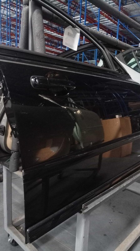 2009 Volvo 40 Series Right Front Door Black OEM 289337 91K Miles Scratches