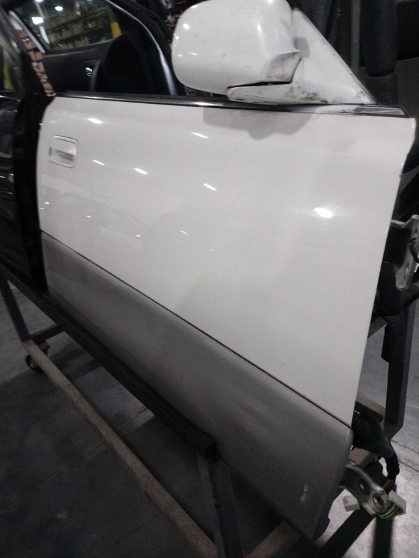2000 Lexus ES300 Right Door White - Good Condition, OEM Part 551895