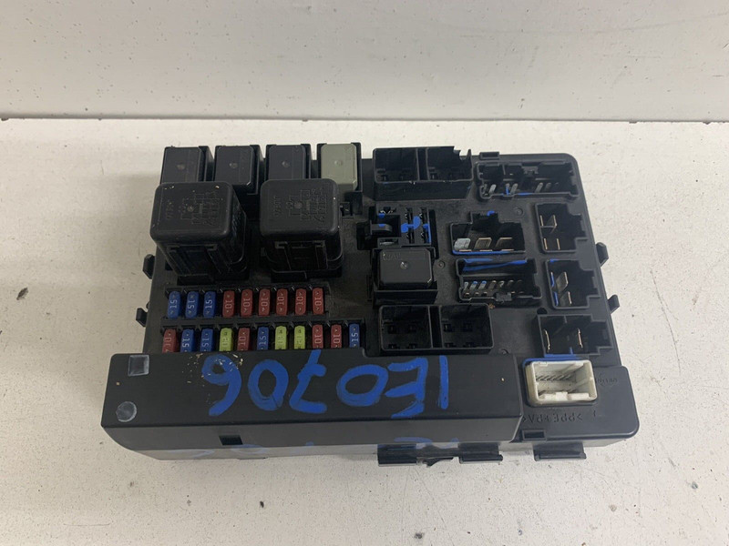 2005-2006 Infiniti G35 3.5 Engine Fuse Box Junction Relay Panel 284B7AL500