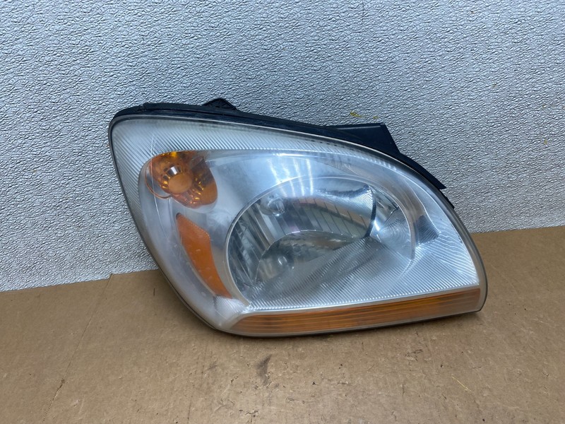 2005 to 2006 Kia Sportage Right Passenger RH Halogen Headlight OEM Z7608 DW