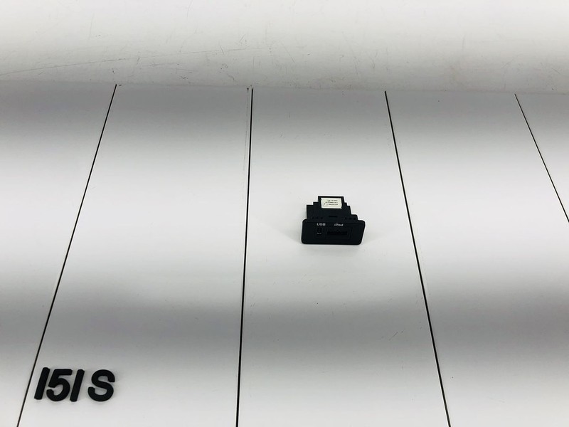 10-12 RANGE ROVER HSE CENTER CONSOLE AUXILIARY USB JACK POWER OUTLET OEM