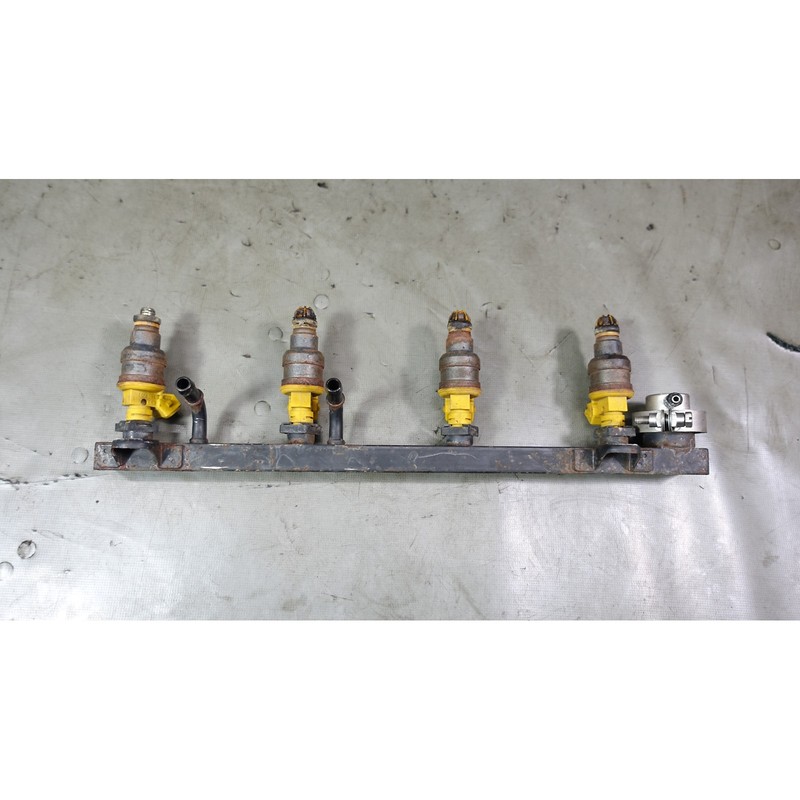 Damaged 1991-1992 BMW 318 M42 1.8L 4-Cyl Fuel Delivery Rail with Injectors OEM