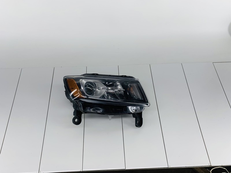 14-15 JEEP GRAND CHEROKEE RIGHT PASSENGER SIDE HEADLIGHT HALOGEN LAMP OEM