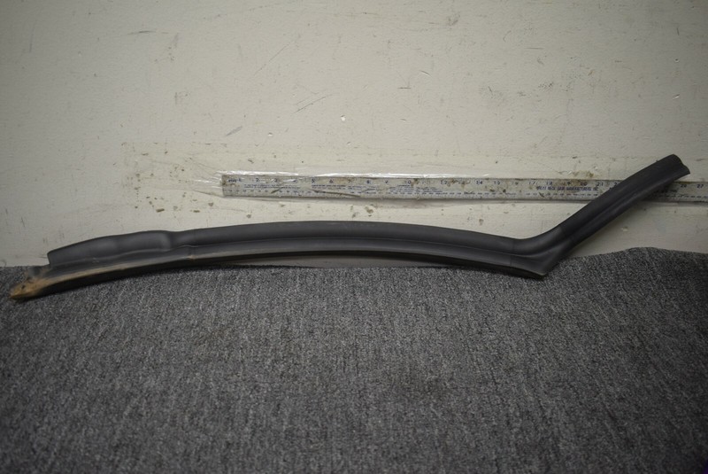 LAND ROVER RANGE ROVER SPORT RIGHT SIDE DOOR SEAL FACTORY OEM
