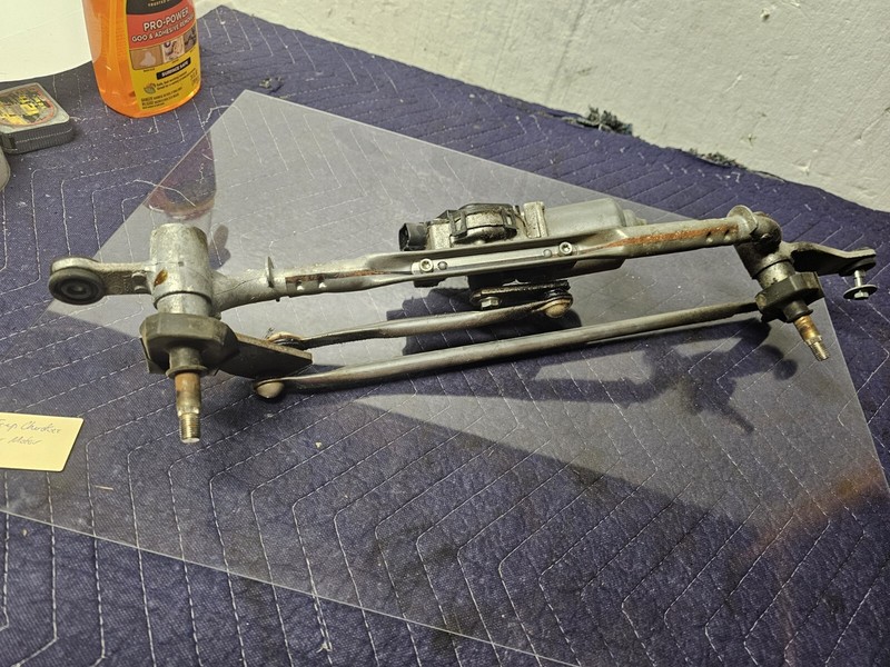 2014 - 2021 JEEP CHEROKEE FRONT WINDSHIELD WIPER LINKAGE & MOTOR OEM 68102175AA