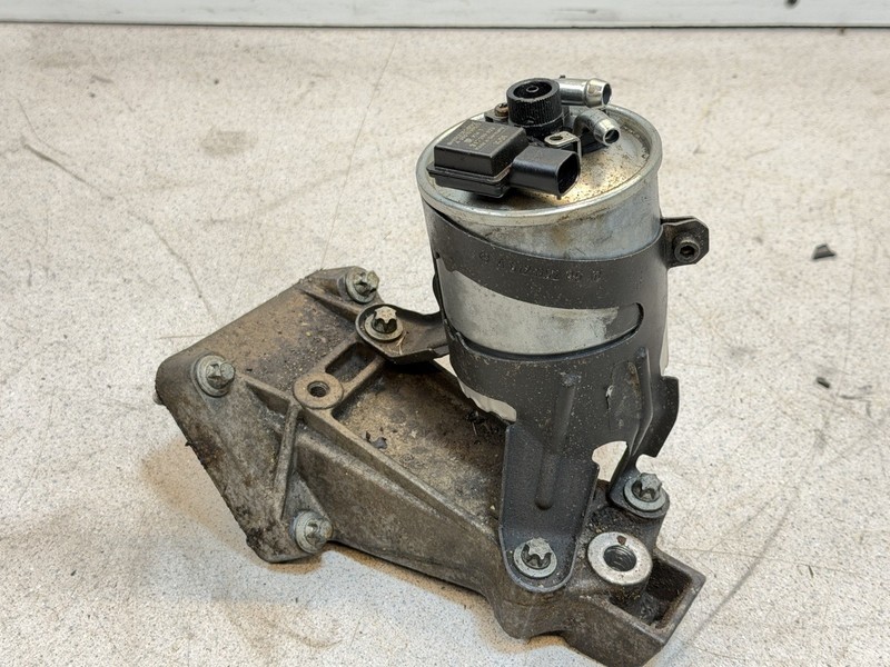 04-06 Dodge Mercedes Sprinter2.7LOM647 Left Side Engine Motor Mount Bracket