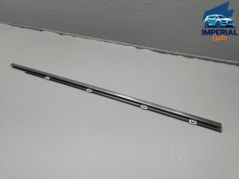 HONDA PILOT FRONT RIGHT PASSENGER SIDE DOOR WINDOW BELT MOLDING OEM 2016-2022