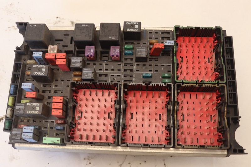 2013-2017 PETERBILT 579 CUMMINS ISX15 JUNCTION FUSE BOX BLOCK P27-1147-020 OEM
