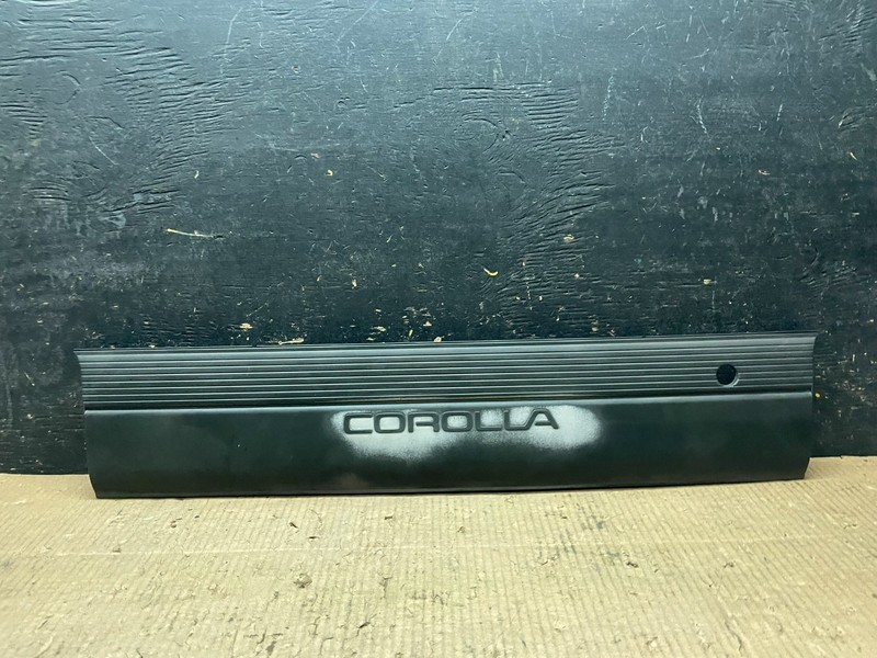 1993-1996 Toyota CorollaSedan Rear Center Garnish Panel 76801-12420 Y6513 DG