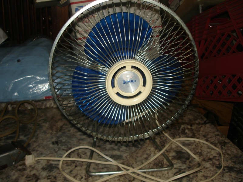 Vintage Lasko Desk Fan One Speed Blue Blades Works NICE metal stand 12"