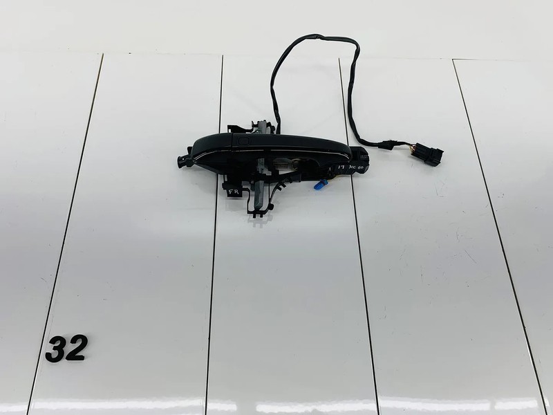 10-17 VOLVO XC60 FRONT RIGHT PASSENGER SIDE EXTERIOR DOOR HANDLE BLACK STONE OEM