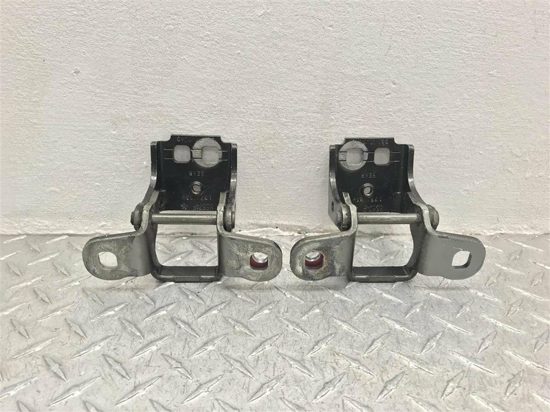 04-07 JEEP LIBERTY DRIVER REAR DOOR HINGES PAIR OEM 55177030AD