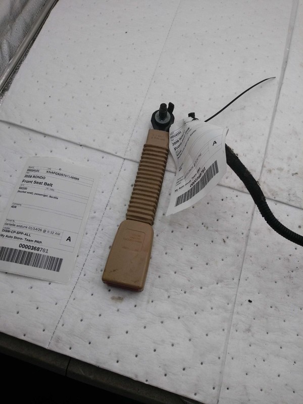 2008 KIA RONDO Front Right Seat Belt OEM White 128K Miles - Used