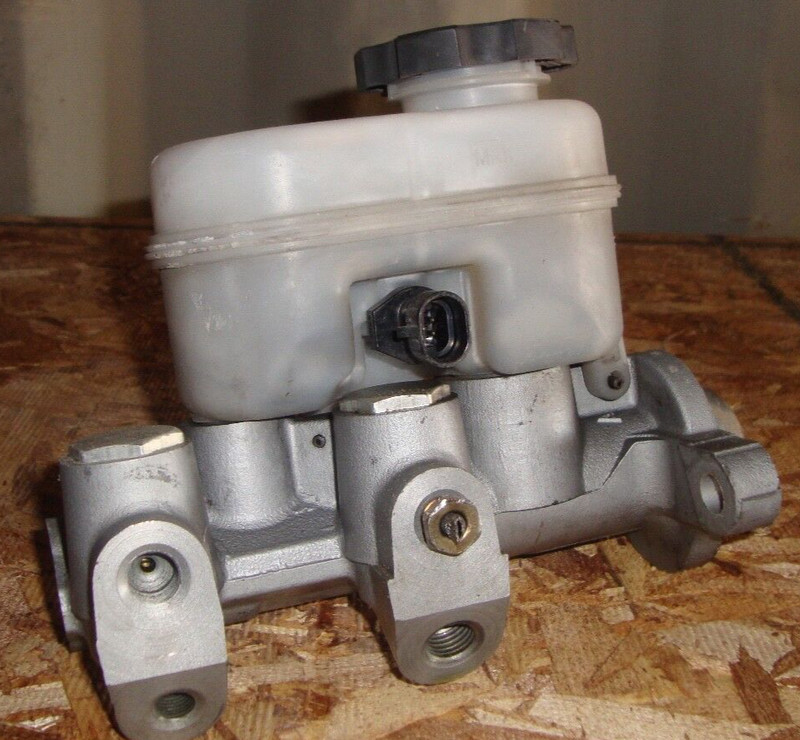 2002 Saturn SC2 SC 2 S Brake Master Cylinder Oil Reservoir 02
