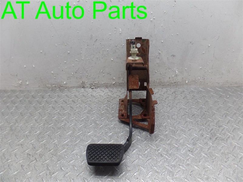 2005 CHEVROLET EQUINOX BRAKE PEDAL AND BRACKET