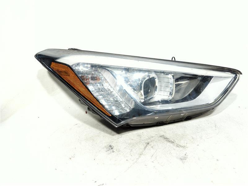 2013 Hyundai Santa Fe Right Headlight Assembly Silver OEM 544129 Used