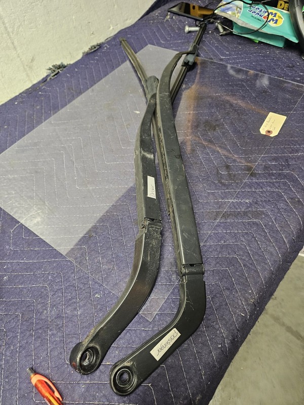 14-23 JEEP CHEROKEE FRONT WINDSHIELD RIGHT & LEFT WIPER ARM SET, OEM