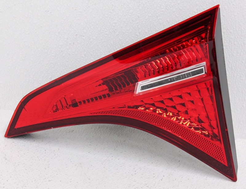 OEM Toyota Corolla Sedan SE Right Passenger Side LED Tail Lamp Lens Crack