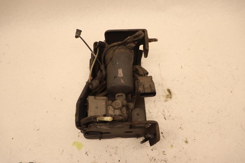 2015-2016 CADILLAC ESCALADE AIR RIDE SUSPENSION COMPRESSOR PUMP & BRACKET OEM