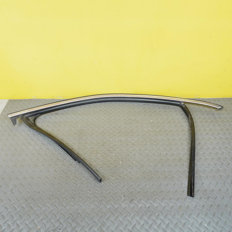 2019-2024 AUDI Q3 S-LINE FRONT RIGHT DOOR WINDOW GLASS CHANNEL SEAL 83A837432