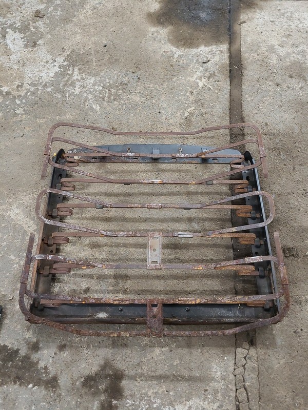 MERCEDES-BENZ W114W115FRONT DRIVER SIDESEAT UPPERSPRING 220 D/8