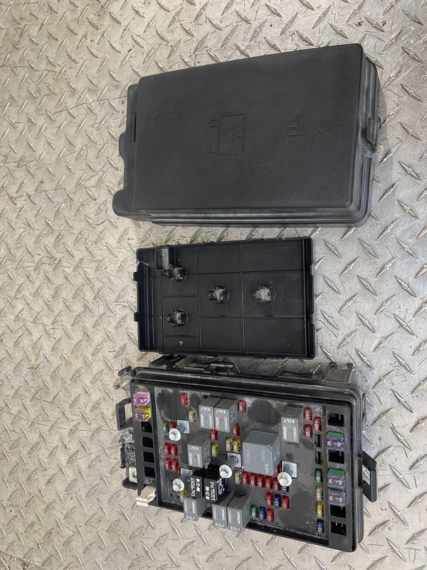 2002 2003 Trailblazer Envoy Engine Bay Fuse Box Relay Center OEM