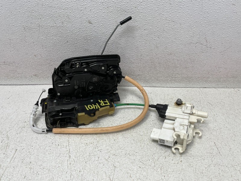 17 18 19 BMW G30 540i 530i Front Right Pass Door Lock Latch Actuator 1401 OEM