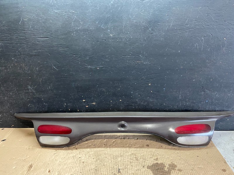 2000 to 2002 Ford Taurus Sedan Trunk Rear Center Lid Tail Light Panel O0840 DG