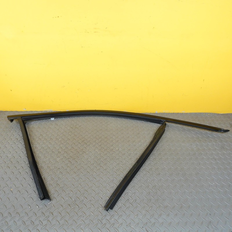 2024-2026 BMW X2 U10 FRONT RIGHT SIDE SET OF DOOR MOLDING WINDOW SEAL OEM