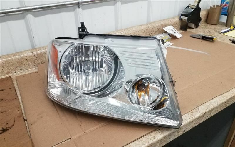 Passenger Headlight Bright Background Fits 04-08 FORD F150 PICKUP 218633