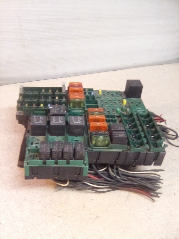 2000 Volvo VNL Fuse/Relay Box