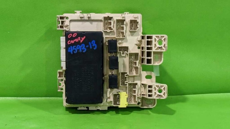 00 01 CAMRY INTERIOR FUSE BOX OEM 4593-13