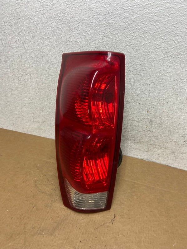 2002 to 2006 Chevrolet Avalanche Left Driver LH Tail Light AD6165 LK