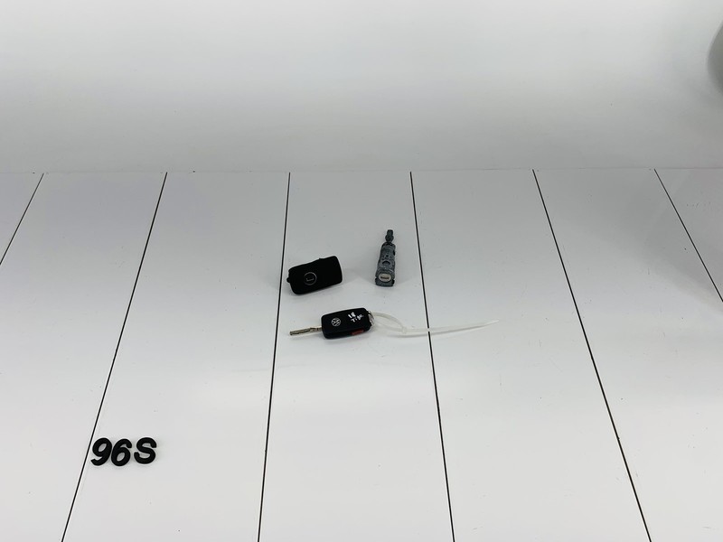 2018 VOLKSWAGEN TIGUAN LIMITED GLOVE BOX DOOR & CENTRAL LOCK CYLINDER W/ KEY OEM