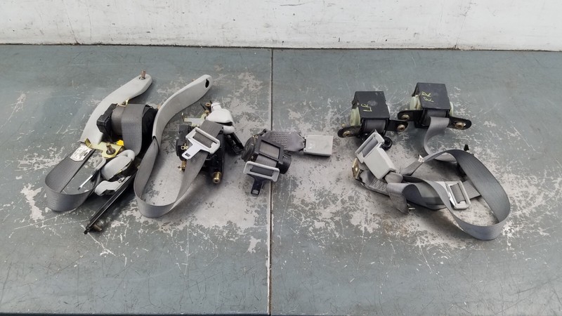 2004 03 04 Mercury Marauder Seat Belt Set #2369 VV6
