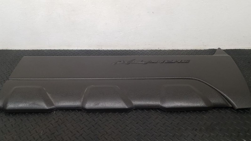 02-06 Chevrolet Avalanche Front Right Door Lower Cladding Molding OEM 93440188