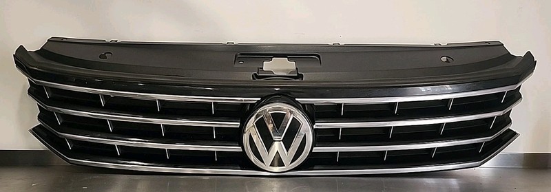 Sedan 2016 2017 2018 Volkswagen Passat Front Upper Grille OEM 561853653C