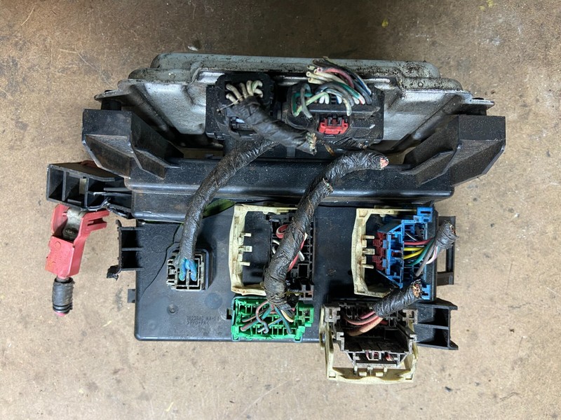 2005 Dodge ChargerFuse Box Body Control Module BCM M7335 DG