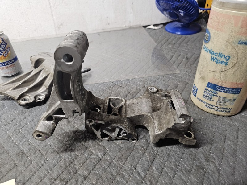 16-20 Kia Sorento LX OEM 2.4L Engine Mount Bracket