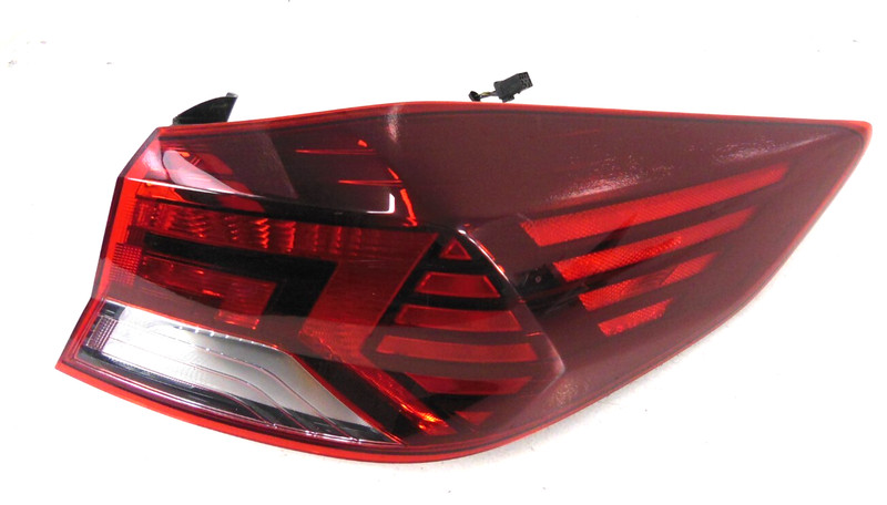 17-20 Hyundai Elantra Sdn QTR Incandescent Tail Light Lamp Passenger Right OEM