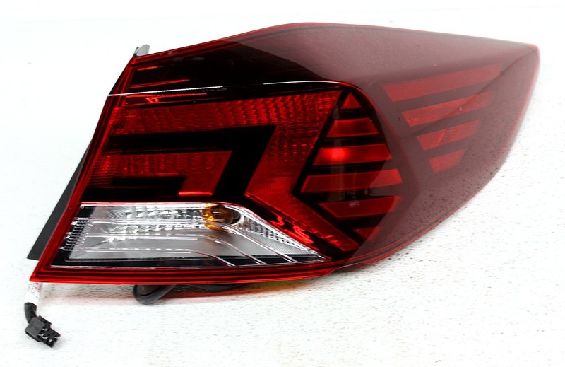 OEM Right Passenger Side Halogen Tail Lamp For Hyundai Elantra Sedan Lens Chip