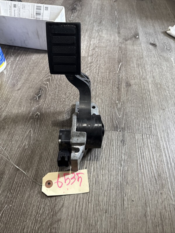 VOLVO ACCELERATOR PEDAL - P/N: 401397