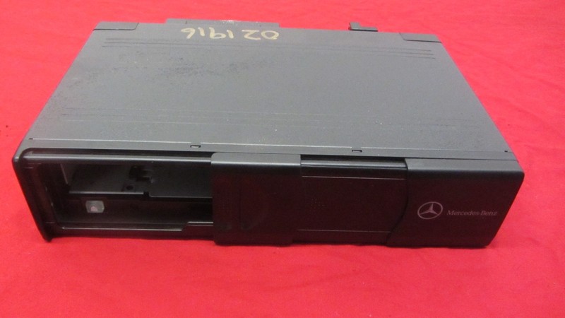 A2038209089 MERCEDES CLK55 W215 W220 W203 W209 CD CHANGER 6 DISC W/O MAGAZINE