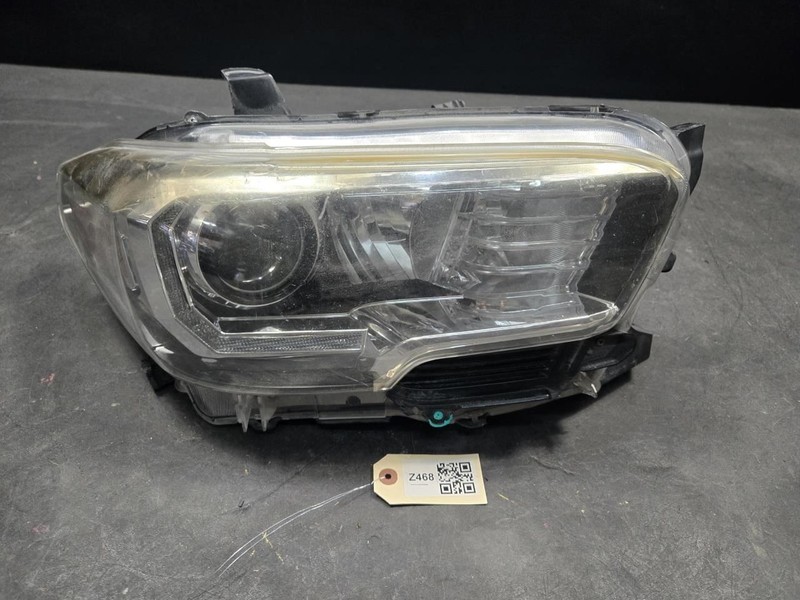 Front Right Headlight Halogen 2018 Toyota Tacoma 81110-04270 2016 2017 - 2023 X