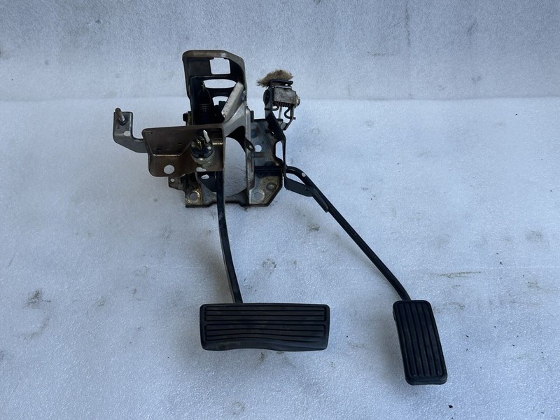 1984 1985 HONDA CIVIC SEDAN ACCELERATOR AND BRAKE PEDALS AUTOMATIC A/T
