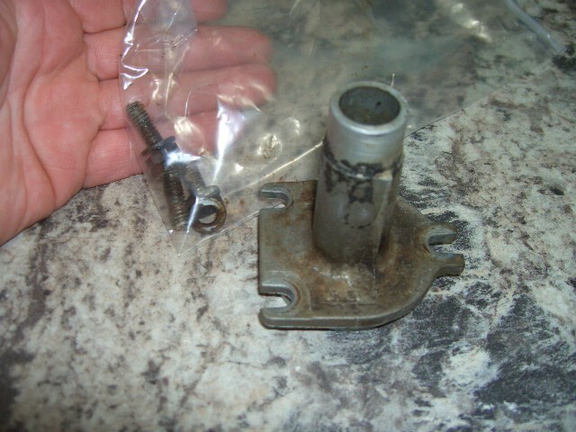 1976 Johnson 9.9 hp sea horse bearing carrier boat motor part Bin5014