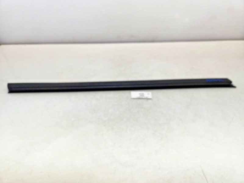 ✅ 04-09 OEM Jaguar XJ8 Front Left Driver Side Door Window Weather Seal