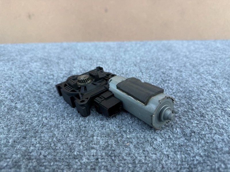 KIA STINGER 2018-2023 OEM PANORAMIC SUNROOF GLASS POWER SHADE MOTOR ASSEMBLY